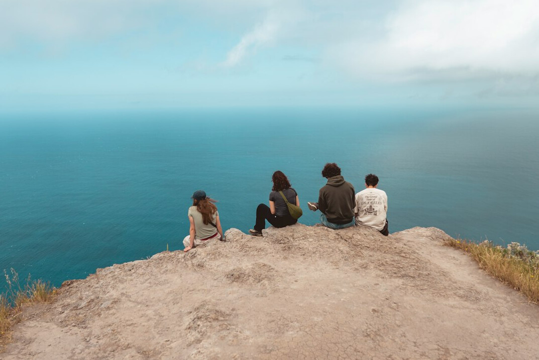 people looking at horizon